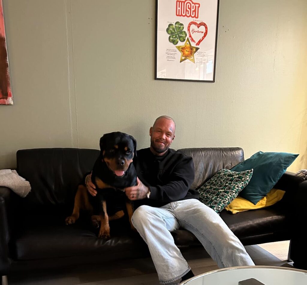 Bertil og en hund i en sofa på HUSET Oslo