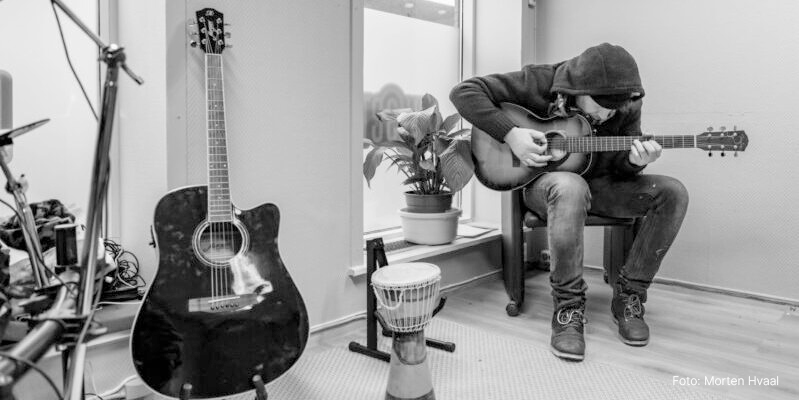 person spiller gitar i huset oslo foto av Morten Hvaal